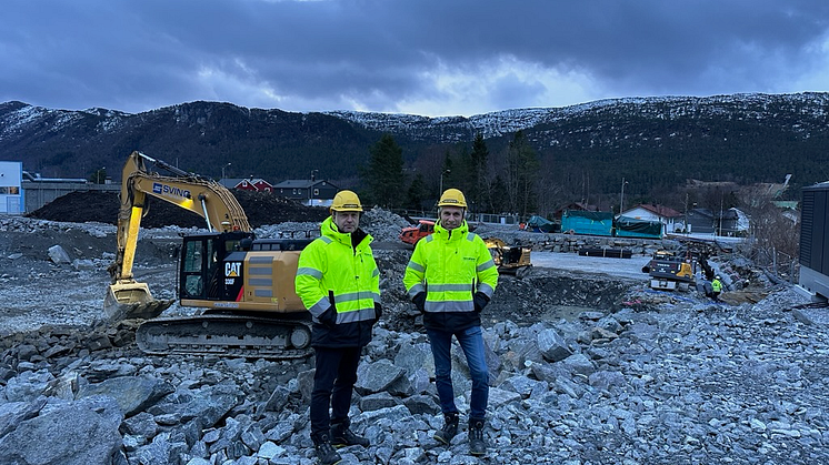 Byggeleder Terje Melseth (til venstre) og assisterende byggeleder, Jonny Skogvoll er på befaring på tomten hvor det nye vannbehandlingsanlegget bygges.