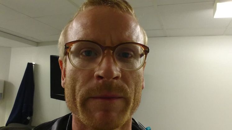 Erik Holmström presenterar ”Vad gör vi här?”