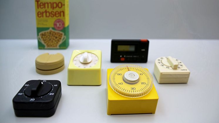 Auswahl an Eieruhren in der Ausstellung "Backen, Bügeln, Putzen, Kochen - Das bisschen Haushalt!" im GRASSI Museum für Angewandte Kunst Leipzig