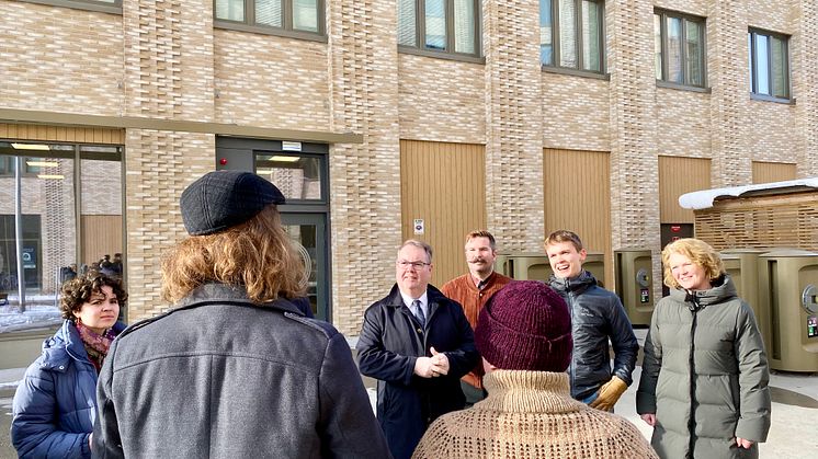 Fra venstre: Lillestrøms ordfører Kjartan Berland, Velferdstinget i Oslo og Akershus-leder Karl Magnus NCD Nyeng og SiO-styreleder Eilif Tanberg besøker Lillestrøm Studentby for å gratulere studentene.