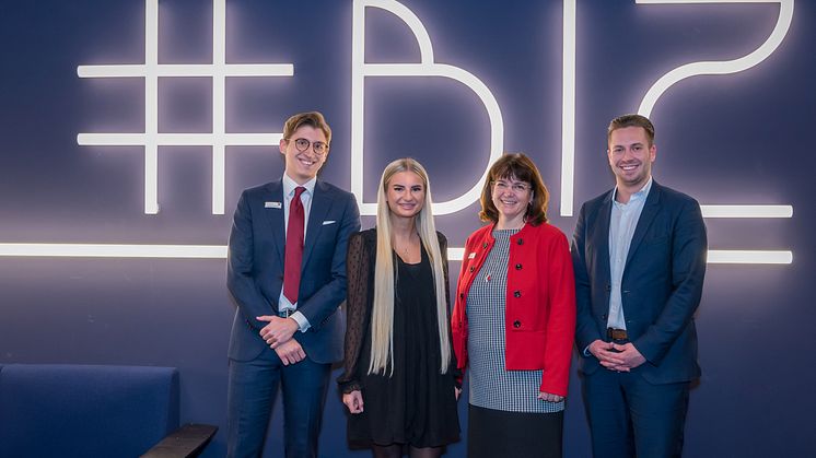 Die Azubi-Siegergruppe "21Capital" der SSKM in der Depot-Gesamtwertung (v.l.): Jasenko Kasumovic, Anastassija Kubetz, Andrea Friemel (Personalabteilung) und Alec Mujicic.