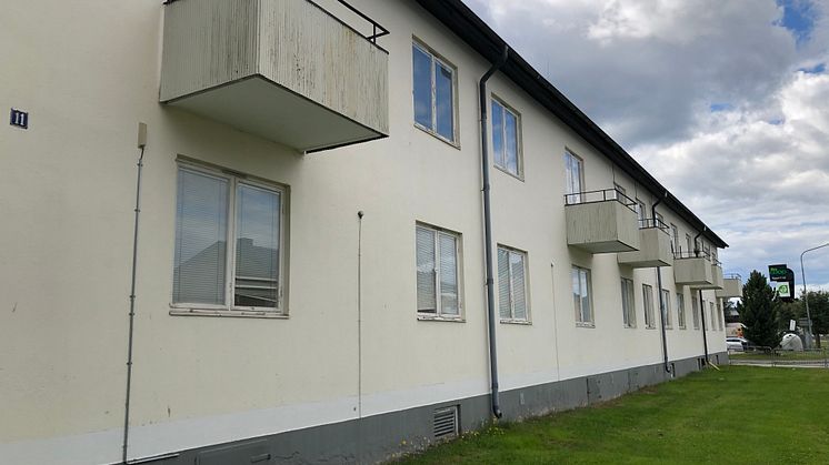 Läget längs Brogatan gör att en tillfällig väggmålning passar perfekt på fasaden.