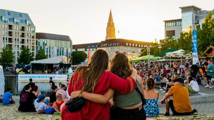Kieler Bootshafensommer bietet an sechs Wochenenden ein Musik- und Kulturfestival in chilliger Atmosphäre
