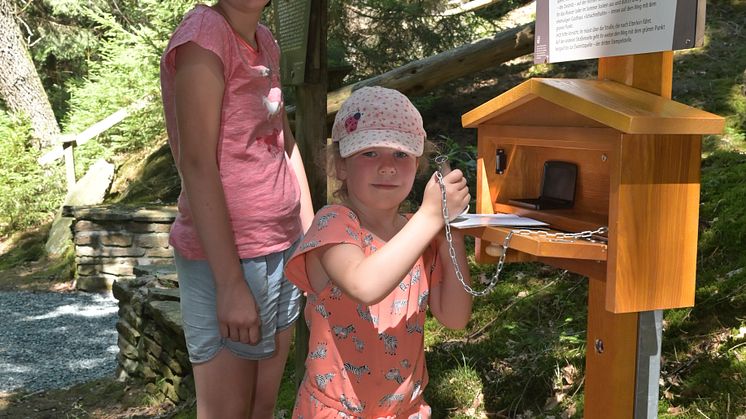 Marie und Luisa drücken den ersten Stempel in den Wanderpass zum 1. Zwönitzer Familienwanderweg (Foto: Ralf Wendland _Stadt Zwönitz) 
