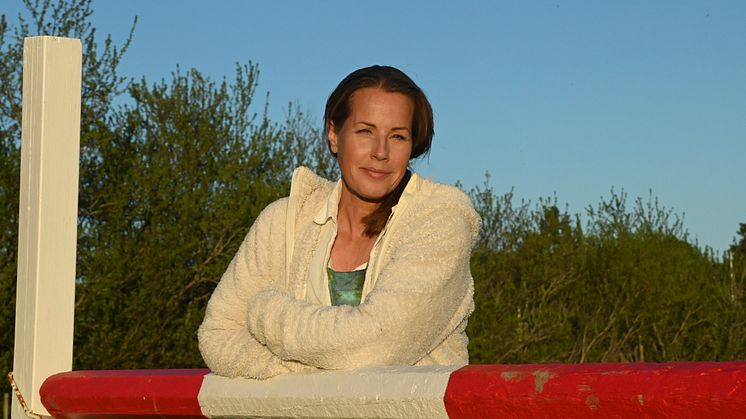 Ulrika Fåhraeus ger ut spänningsroman om liv och död på hästgården