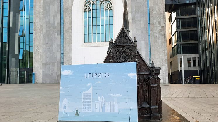 Adventskalender Leipzig vor dem Modell der Universitätskirche 