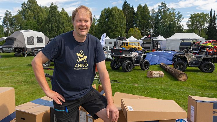 GLEDER SEG SOM EN UNGE: Arrangementsansvarlig Stein Tore Andersen ved Anno Norsk skogmuseum er klar til å åpne portene for publikum på landets viktigste møteplass for jegere, fiskere og friluftsfolk. (Foto: Bård Løken/Anno)