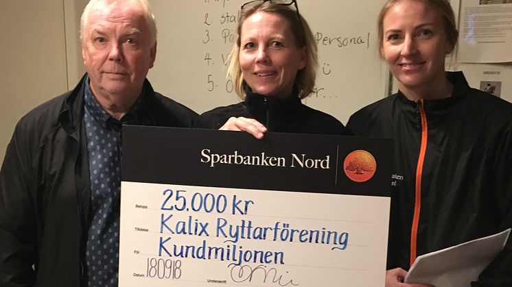 Lars-Olof Vallgren ger sin del av Kundmiljonen till Kalix ryttarförening. Med på bilden är föreningens ordförande Maria Tjärnström och Lisa  Myrevik Sparbanken Nord.