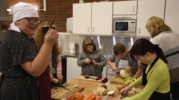 Skolemat: Helene Foshaug og dedikerte elever i Målselv under Verdens matvaredag i 2020 (Foto: Torbjørn Kosmo Nye Troms).