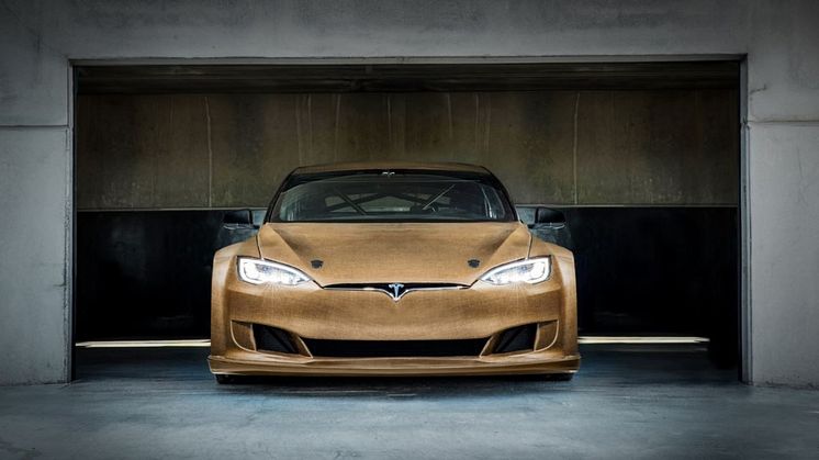  Electric GT:s Tesla P100D racingbil har en exteriör helt i Bcomps material ampliTex och powerRibs. Bilens bakvinge visas på Subcontractor InnoDex.