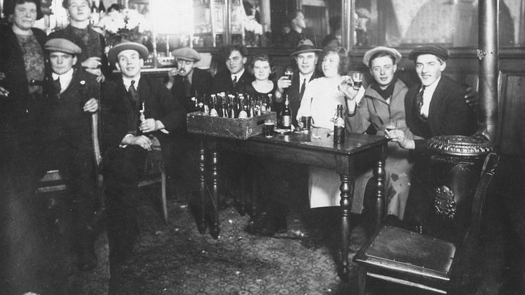 Sømænd på landlov. Med øl og piger. Ca. 1920. 