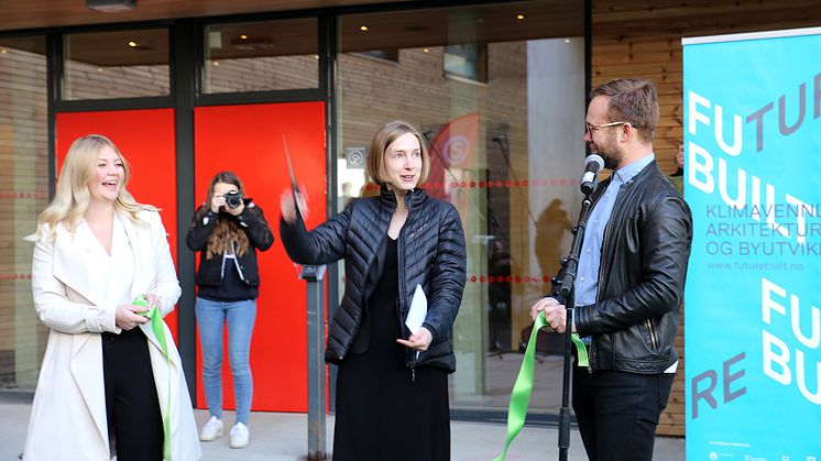 Massivtrehusene på Kringsjå Studentby ble åpnet av utdanningsminister Iselin Nybø (midten), Elisabeth Holien (Velferdstinget) t.v og SiOs styreleder Vetle Bo Saga (t.h) (Foto: Unni Irmelin Kvam / SiO)