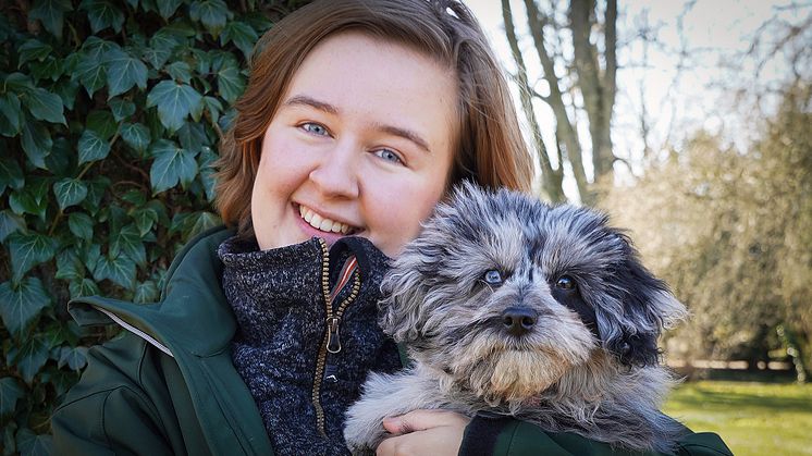 Emma Almquist och Sveland Djurförsäkringar är tillbaka med en ny säsong av podden Husdjurspodden - din djurkompis i poddvärlden. Foto: Sveland Djurförsäkringar