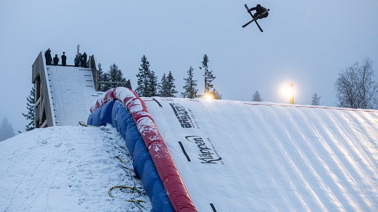 Jesper Tjäder hoppar i träningsanläggningen i Kläppen Park