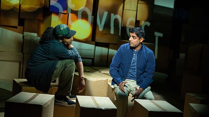 Gaute Adela Aastorp Cudjoe spelar Jamal og Manish Sharma spelar Mo i dramatiseringa av Zeshan Shakars Tante Ulrikkes vei på Rommen Scene. Foto: Siren Høyland Sæter. 