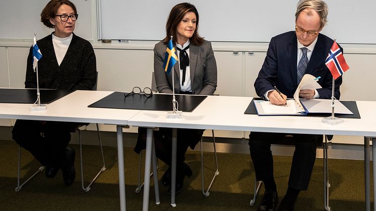 Idag undertecknades överenskommelsen i Stockholm av arbetsmarknadsminister Eva Nordmark, ambassadör Christian Syse för Norge och ambassadör Liisa Talonpoika för Finland som ska gälla för perioden 2020-2023. Foto: Regeringskansliet