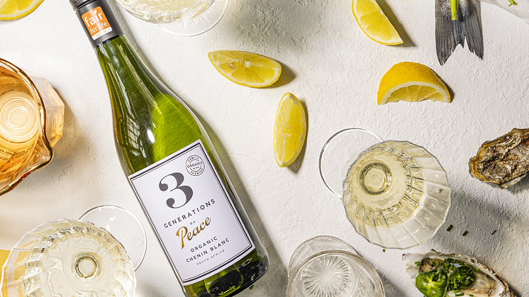 3 Generations of Peace chenin blanc är ett nytt ekologiskt och etiskt certifierat vitt kvalitetsvin från Sydafrika med frisk smak och inslag av fruktiga och örtiga toner.
