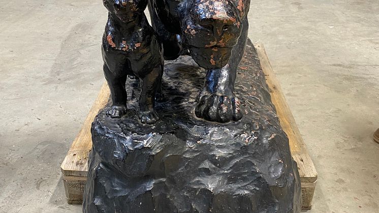 The sculpture Lioness and cubs