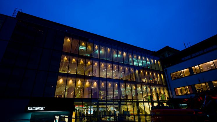 Nya Kulturhuset – en välkomnande ljuslykta i mörkret.