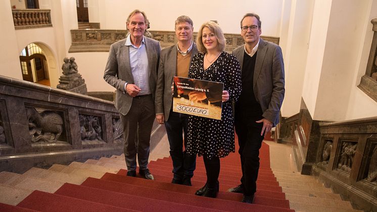 Spendenübergabe im Neuen Rathaus (v.l.): Burkhard Jung, Stephan Bickhardt, Alina Artamina und Volker Bremer - Foto: Andreas Schmidt