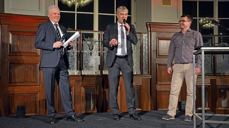 Karsten Schütze (Oberbürgermeister von Markkleeberg, 2.v.l.) und Stephan Mann (Personenschifffahrt im Leipziger Neuseenland, 1.v.r) 