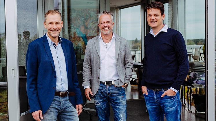 Fressnapf-Gruppe mit Rekord-Halbjahr: Unternehmensinhaber Torsten Toeller (Mitte) und seine Geschäftsführer Dr. Hans-Jörg Gidlewitz (links) und Dr. Johannes Steegmann freuen sich. Foto: Fressnapf/Yvonne Ploenes