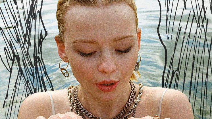 Omslag: Millie Turner "Swimming Pool"