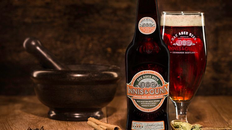 Innis & Gunn Spiced Rum Porter kryddor och glas