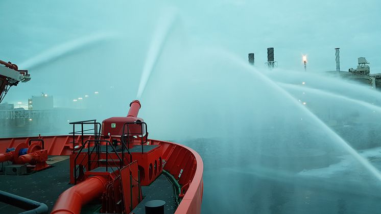 The ‘Esvagt Aurora’ is equipped with two state-of-the-art and powerful Fi-Fi cannons (fifi = fire fighting, red.), which are able to “shoot” 2 x 60,000 litres of water per minute at a distance of 180 metres and a height of 110 metres.