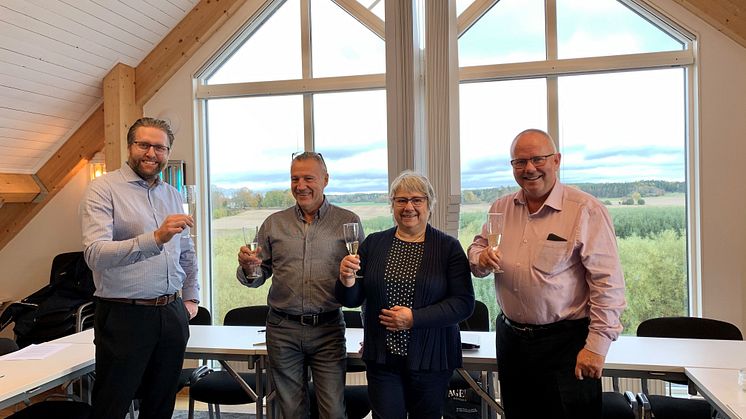 Lars Kylin TB-Gruppen tillsammans med Stefan Larsson, Ann-Stin Thärnström och Curt Thärnström firar fastighetsöverlåtelsen efter fem års detaljplanearbete. Plats: Marma Gård Företagsby. 
