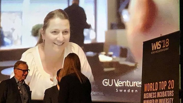 Priset togs emot i Toronto av affärsutvecklarna Magdalena Rosinski och Tore Sveälv på GU Ventures. I andra fotot syns VD Klementina Österberg och i det tredje Ali Amin på UBI Global.