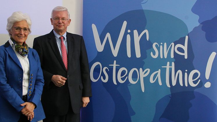 VOD-Vorsitzende Prof. Marina Fuhrmann (l.) und der Hessische Ministerpräsident a.D., Roland Koch. Foto: Wehr