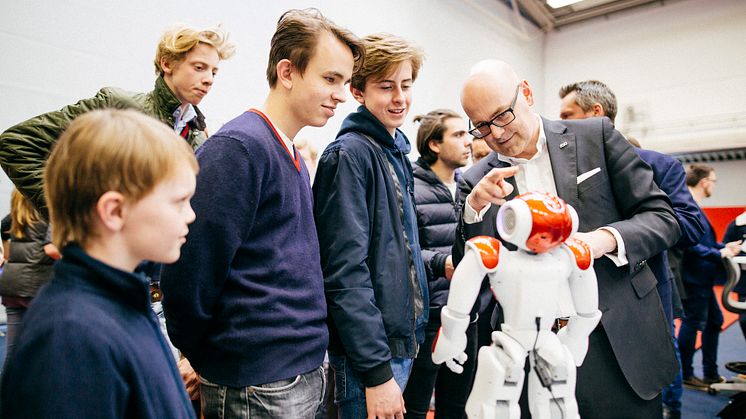 Plus-MINT Schüler und Ministerpräsident Torsten Albig beim Weltmarktführer-Forum