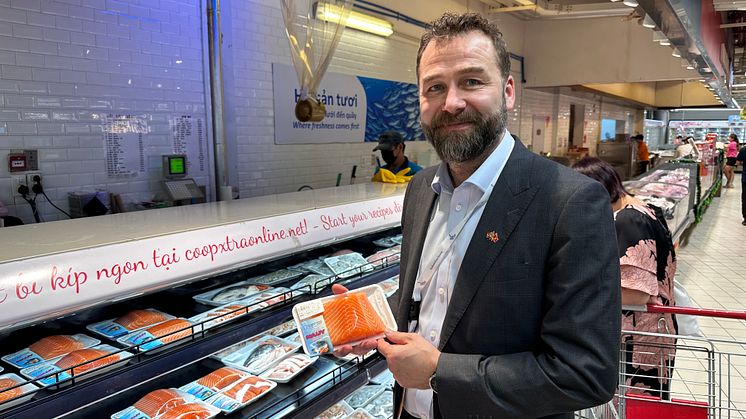 På supermarkeder i Ho Chi Minh-byen er det ikke vanskelig å finne fersk laks merket med "Nauy" (Norge) i fiskediskene. Her viser Ørjan Kjærvik Olsen frem et eksemplar av butikkpakket laksefilet.