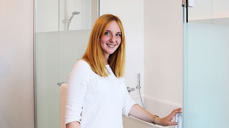 Offener Badbereich mit Rainshower-Dusche integriert im Zimmer 