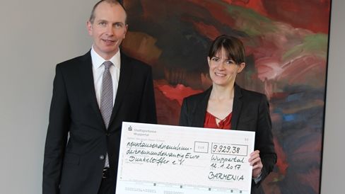 Dr. Andreas Eurich (Barmenia) übergibt den Scheck an Julia Gommeringer (Dunkelziffer e.V.)
