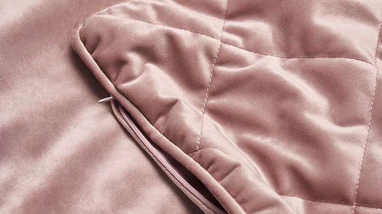prydnadskudde_zeb_rosa_closeup