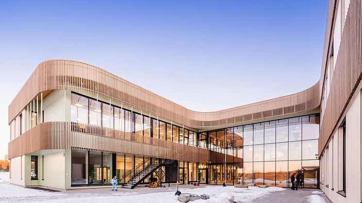 Spilebåndet med svalgang rundt bygget har flere funksjoner: det skjermer for regn og snø, filtrerer sol, gir klasserom mye dagslys og lærerne har oversikt over skolegården. Foto: LINK Arkitektur/Hundven-Clements Photography