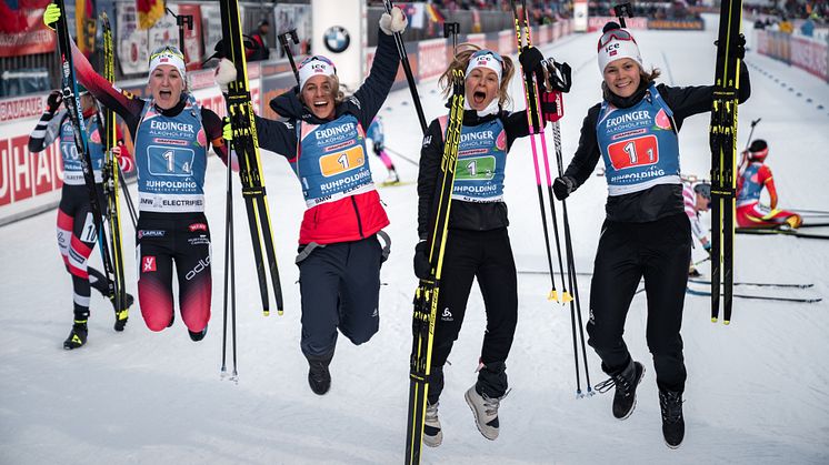 JUBEL: De norske skiskytterkvinnene har gjort rent bord i verdenscupstafettene denne sesongen. Fredag sikret Marte Olsbu Røiseland ny seier i Ruhpolding. Foto: Sondre Eriksen Hensema/Norges Skiskytterforbund