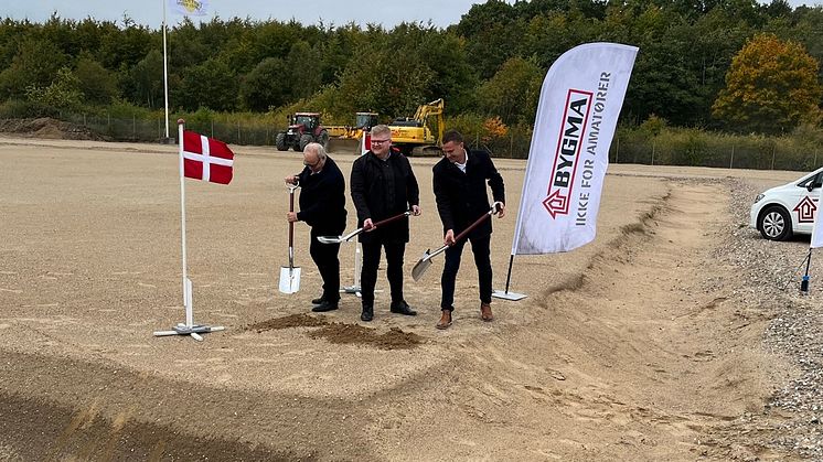 Første spadestik blev taget af fv:  koncernchef Claus Larsen fra S. Guldfeldt Nielsen A/S, regionsdirektør i Bygma Ejnar Andersen og Svendborgs borgmester Bo Hansen. 