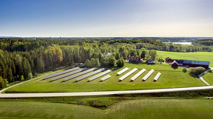 Solhagen i Torphyttan med Stora Lindesjön i bakgrunden.