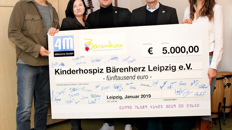  4Motions GmbH spendet 5000 Euro: Ex-Boxprofi Axel Schulz bringt Fröhlichkeit mit