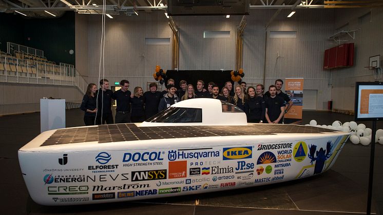 JU Solar Team tillsammans med den färdiga bilen