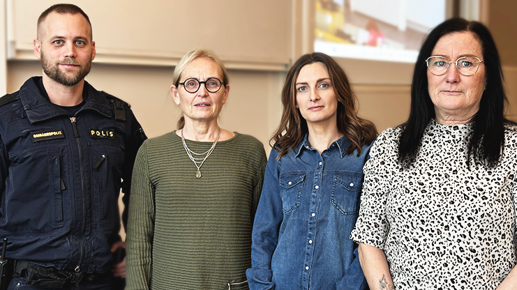 Områdespolis Christoffer Karlsson, professor Anette Bolin, behandlingssekreterare Louise Andersson och Tina Albertsson från Familjehuset sprider kunskap om TUTI-modellen. Foto: Andreas Gleisner