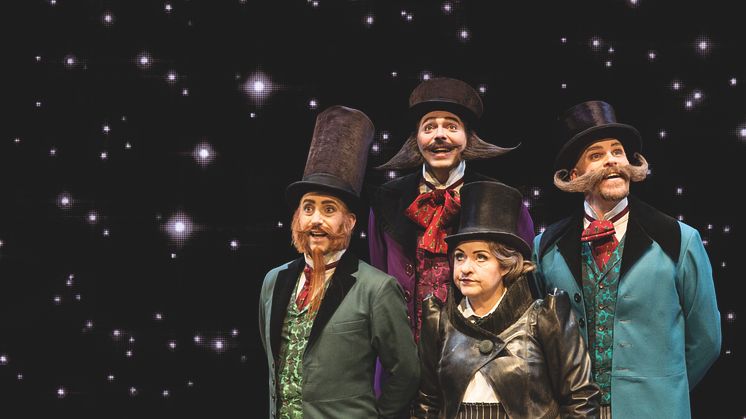 Klassiska julsånger, barnkörer, diskokulor, fantastiska kostymer och spöken. Familjemusikalen "En julsaga" tar med med publiken på en julnatt som förändrar den julhatande Scrooge. Bild: Tilo Stengel