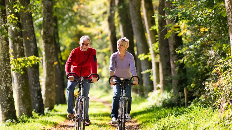 Fahrradfahren gilt als gelenkschonend. Weitere Bewegungstipps unter www.doc-gegen-schmerzen.de/alltagsexperten / Bild: iStock 162666975