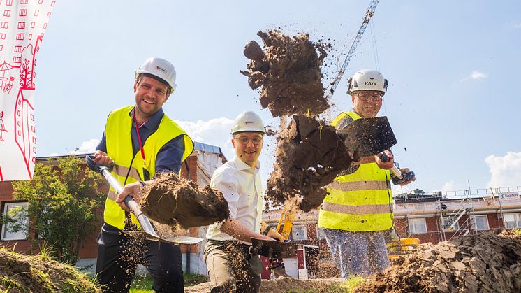 Fr v Lars Lundgren, marknadsområdeschef Riksbyggen,  Isak Utsi, kommunstyrelsens ordförande i Arjeplog och Per-Ola Patomella, platschef från Nåiden Bygg.