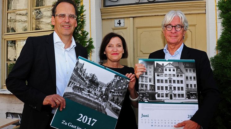 Volker Bremer und Marit Schulz (LTM GmbH) präsentieren gemeinsam mit Dr. Volker Rodekamp (Stadtgeschichtliches Museum Leipzig) vor dem Coffe Baum den Historischen Kalender 2017