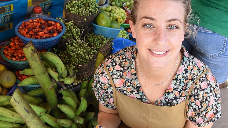 Frida på matmarknad i Ghana.JPG