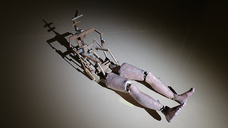 The power (air is so thick I could swim through it), skulptur, 2023. Detalj ur en större installation. Foto: Örebro Konsthall